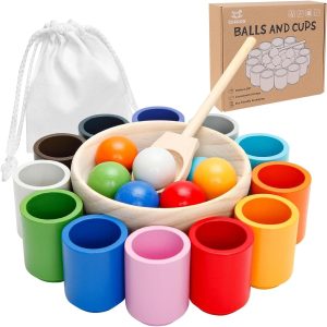 Jeu sensoriel Montessori : tri des couleurs avec balles et tasses en bois